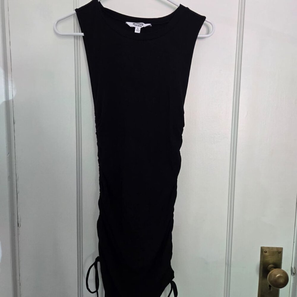 Black Fitted Dress with Side Ruching – Sexy & Versatile